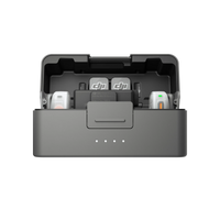 Estuche de carga DJI con transmisores y receptor de micrófono inalámbrico organizados en su interior.