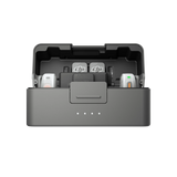Estuche de carga DJI con transmisores y receptor de micrófono inalámbrico organizados en su interior.