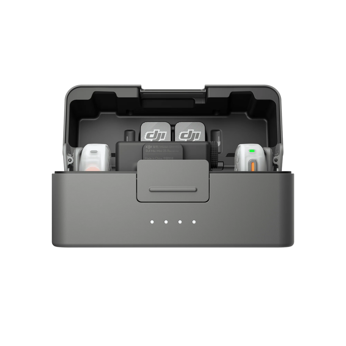 Estuche de carga DJI con transmisores y receptor de micrófono inalámbrico organizados en su interior.